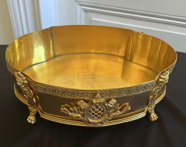 Imposante jardinière de table en bronze ajouré finement travaillé et doré. – Image 5