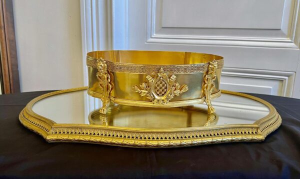 Imposante jardinière de table en bronze ajouré finement travaillé et doré. – Image 2