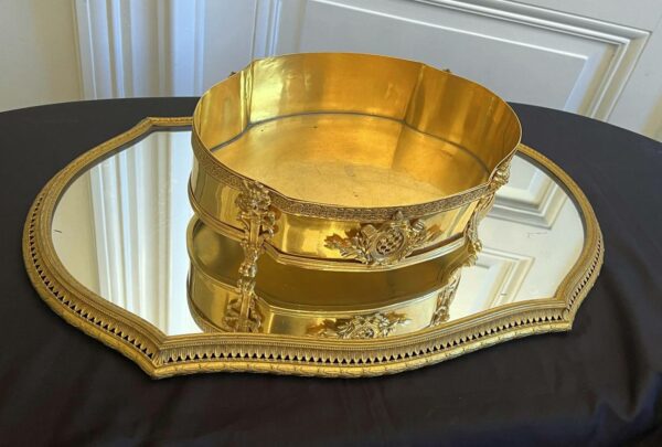 Imposante jardinière de table en bronze ajouré finement travaillé et doré. – Image 3