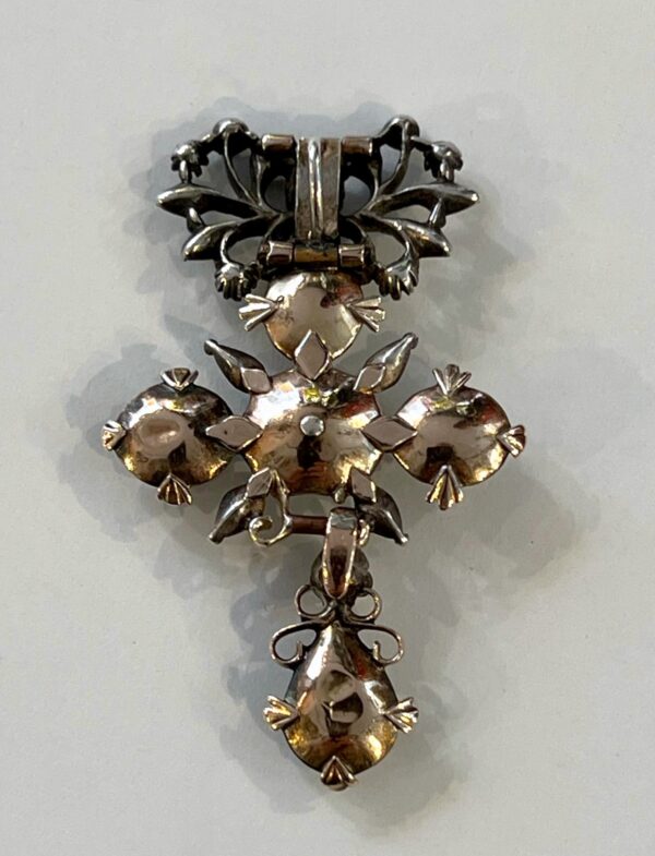 Pendentif papillon articulé et ajouré en argent et diamants XVIIIe – Image 6