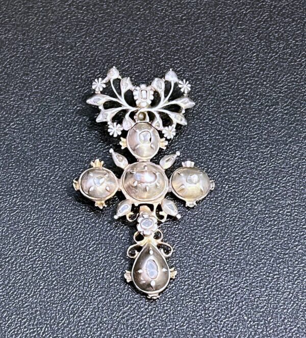 Pendentif papillon articulé et ajouré en argent et diamants XVIIIe – Image 2