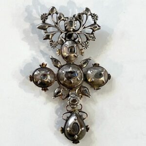 Pendentif papillon articulé et ajouré en argent et diamants XVIIIe
