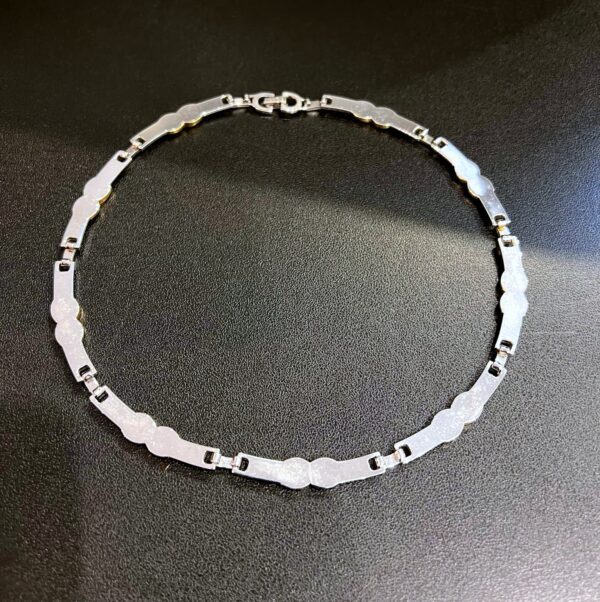 Christian DIOR Collier ras de cou en métal acier argenté et doré – Image 7