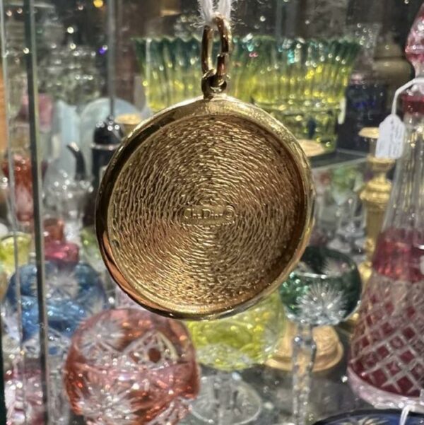 Christian DIOR Pendentif - médaille dorée à décor de Logo – Image 6