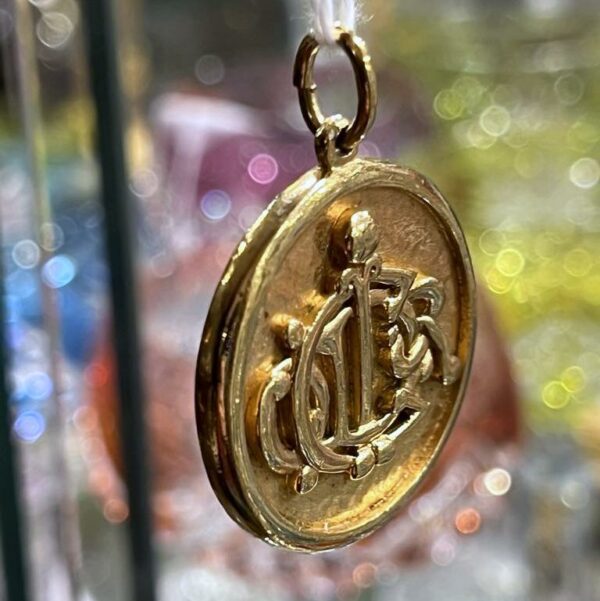 Christian DIOR Pendentif - médaille dorée à décor de Logo – Image 4