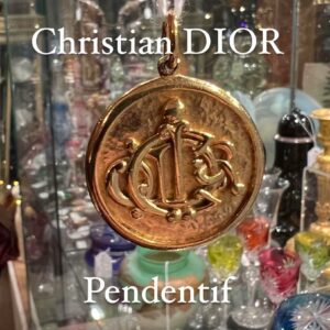 Christian DIOR Pendentif - médaille dorée à décor de Logo
