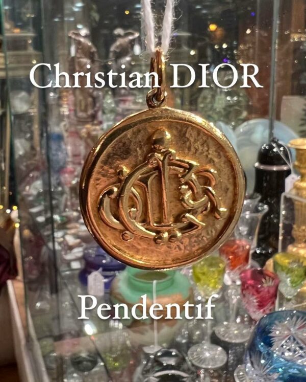 Christian DIOR Pendentif - médaille dorée à décor de Logo