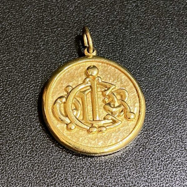 Christian DIOR Pendentif - médaille dorée à décor de Logo – Image 3