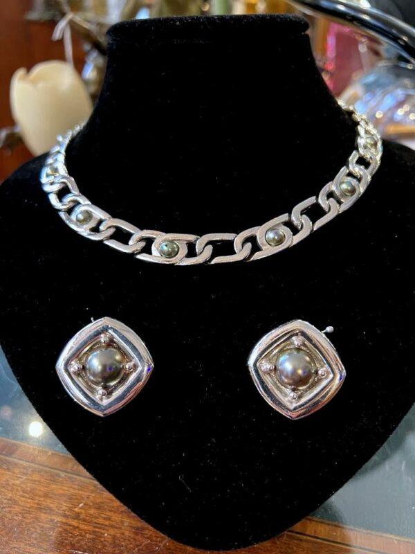 Parure Dior en métal argenté et perles grises – Image 3