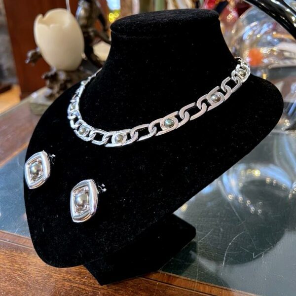 Parure Dior en métal argenté et perles grises – Image 4