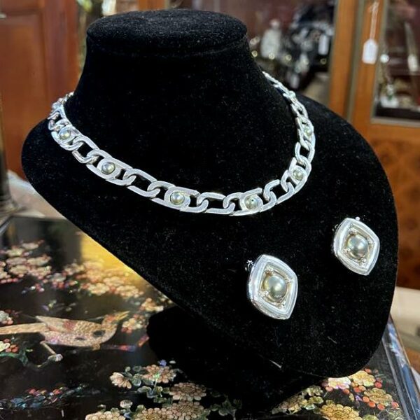 Parure Dior en métal argenté et perles grises – Image 6