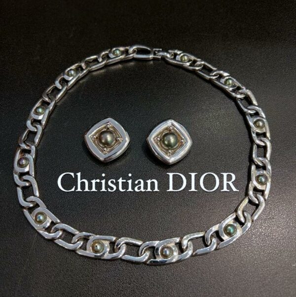 Parure Dior en métal argenté et perles grises