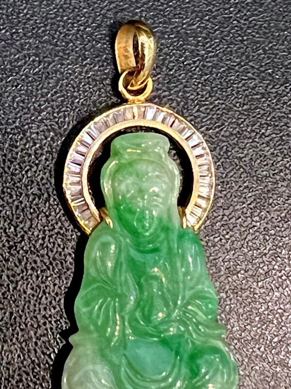 Pendentif Bouddha en jadéite sculpté et or jaune – Image 4