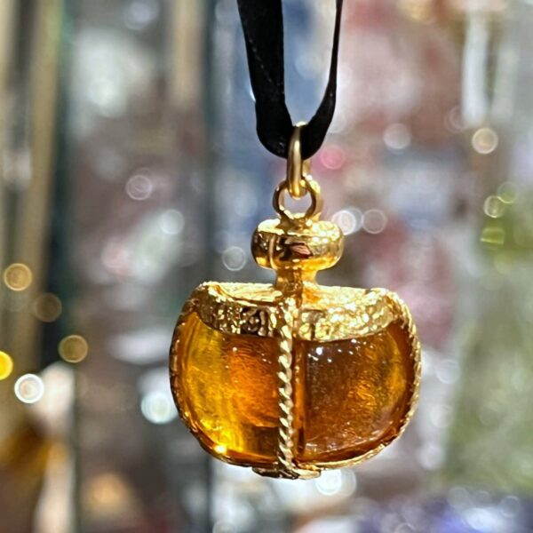 Yves Saint Laurent - Pendentif « flacon de parfum » doré – Image 2