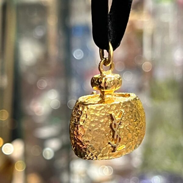 Yves Saint Laurent - Pendentif « flacon de parfum » doré – Image 3