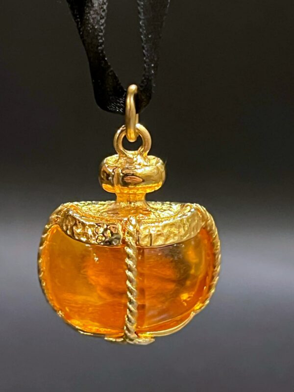 Yves Saint Laurent - Pendentif « flacon de parfum » doré – Image 5