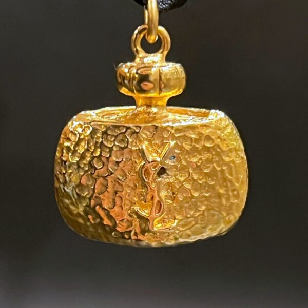 Yves Saint Laurent - Pendentif « flacon de parfum » doré – Image 4