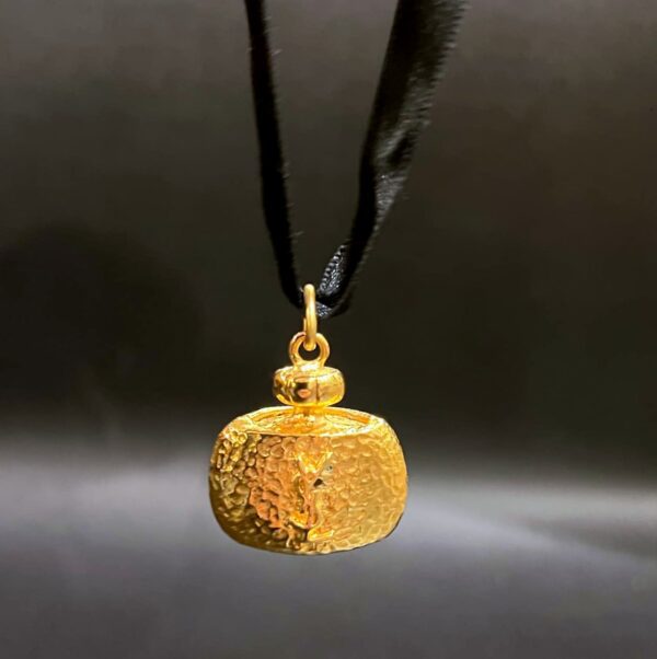 Yves Saint Laurent - Pendentif « flacon de parfum » doré – Image 6