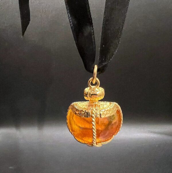 Yves Saint Laurent - Pendentif « flacon de parfum » doré – Image 7