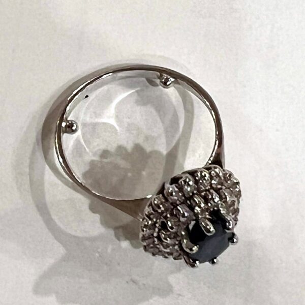 Bague Pompadour en or blanc, saphir et diamants – Image 11