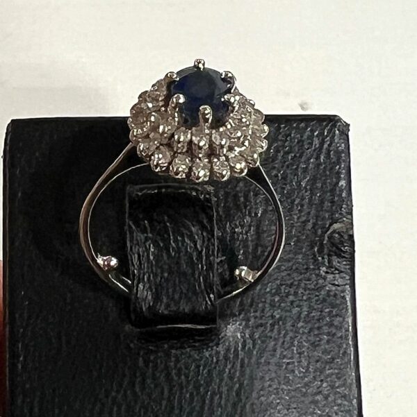 Bague Pompadour en or blanc, saphir et diamants – Image 3