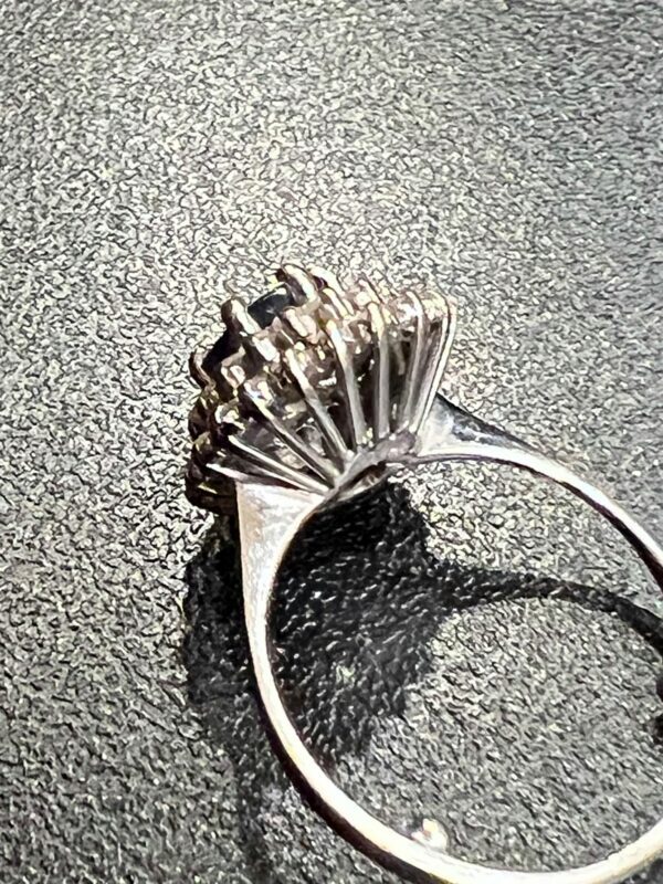 Bague Pompadour en or blanc, saphir et diamants – Image 10