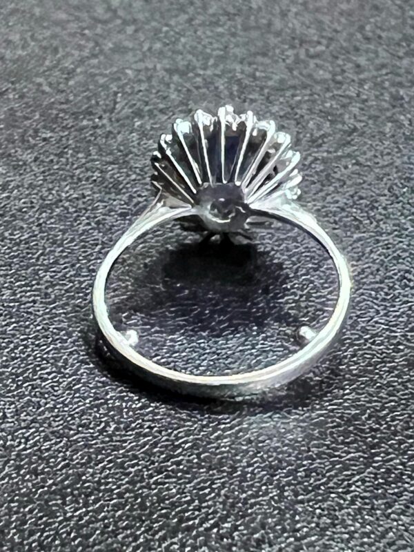 Bague Pompadour en or blanc, saphir et diamants – Image 9
