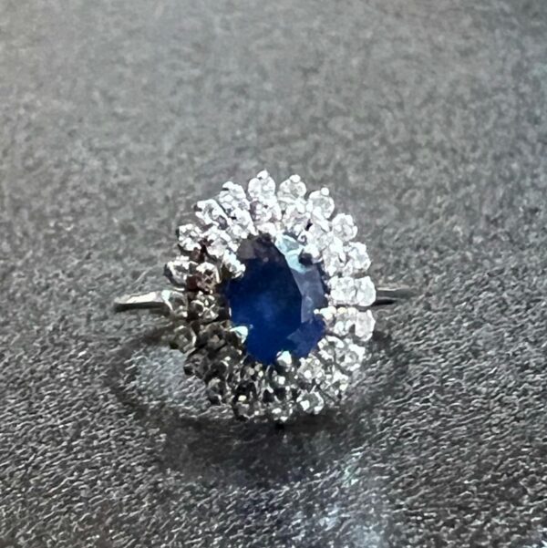 Bague Pompadour en or blanc, saphir et diamants – Image 7