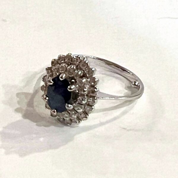 Bague Pompadour en or blanc, saphir et diamants – Image 6