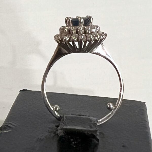 Bague Pompadour en or blanc, saphir et diamants – Image 8