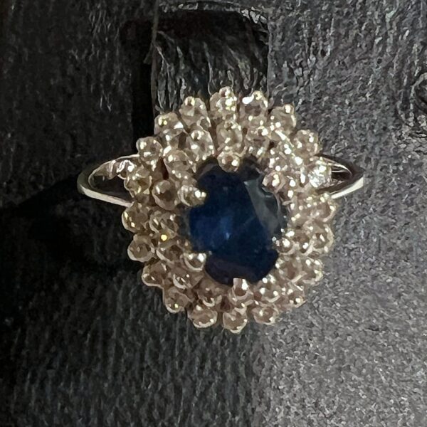 Bague Pompadour en or blanc, saphir et diamants – Image 5