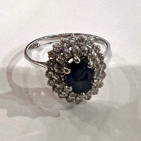 Bague Pompadour en or blanc, saphir et diamants – Image 4