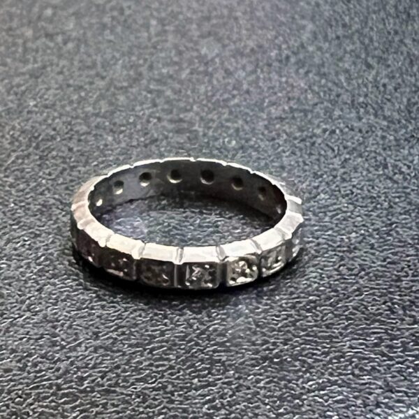 Bague alliance américaine en or blanc sertie de diamants