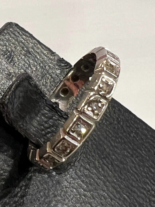 Bague alliance américaine en or blanc sertie de diamants – Image 4