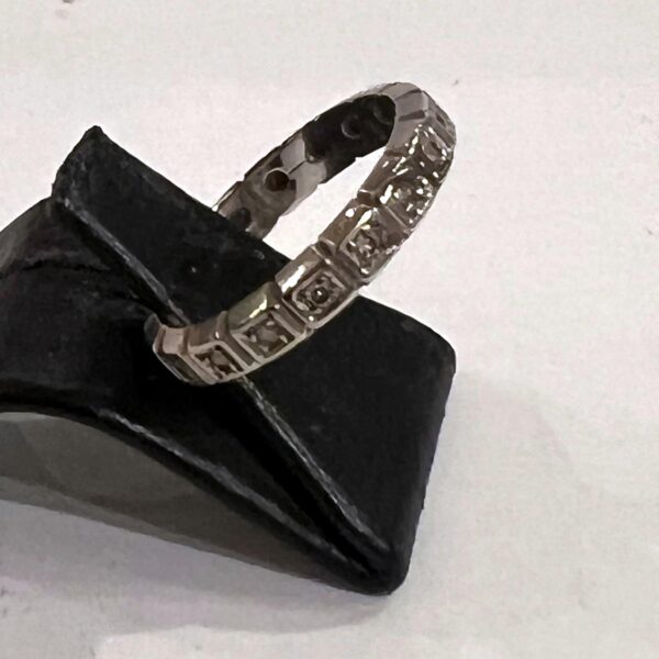 Bague alliance américaine en or blanc sertie de diamants – Image 5