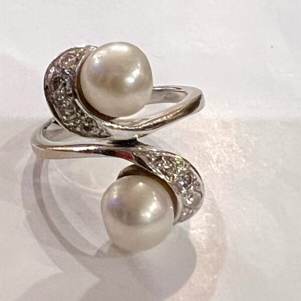 Bague or blanc 18K diamants et deux perles blanches – Image 3