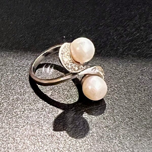 Bague or blanc 18K diamants et deux perles blanches