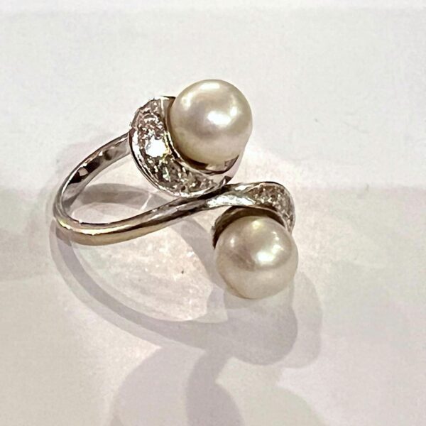 Bague or blanc 18K diamants et deux perles blanches – Image 2