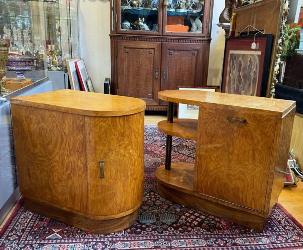Deux meubles Art-Deco - bouts de canapé - en bois clair poli
