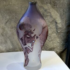 Louis Leloup Vase en Cristal violet à decor d’inclusions d’oxydes signé