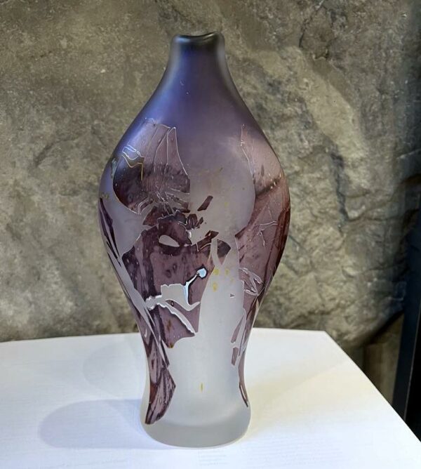 Louis Leloup Vase en Cristal violet à decor d’inclusions d’oxydes signé