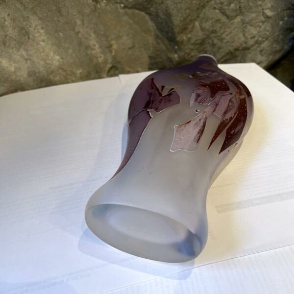 Louis Leloup Vase en Cristal violet à decor d’inclusions d’oxydes signé – Image 4