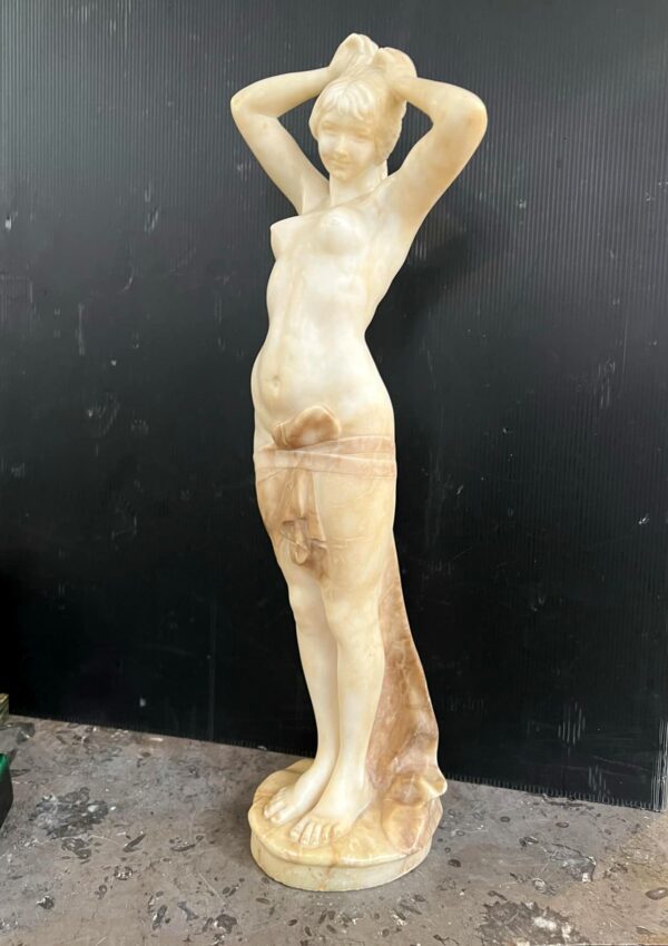 Sculpture en albâtre, « Jeune femme ceinte d’un drapé »