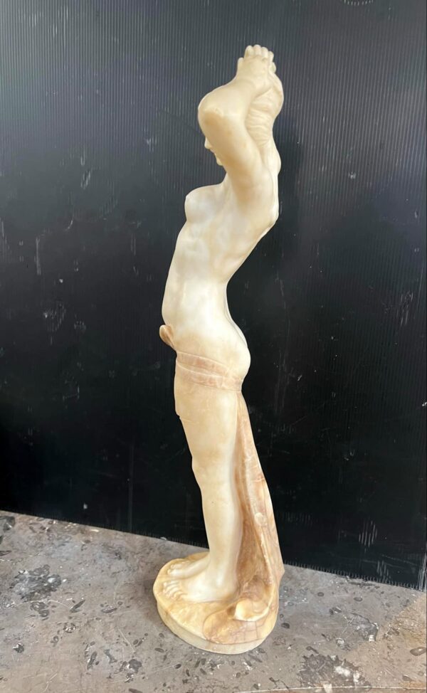Sculpture en albâtre « Jeune femme ceinte d’un drapé » – Image 7
