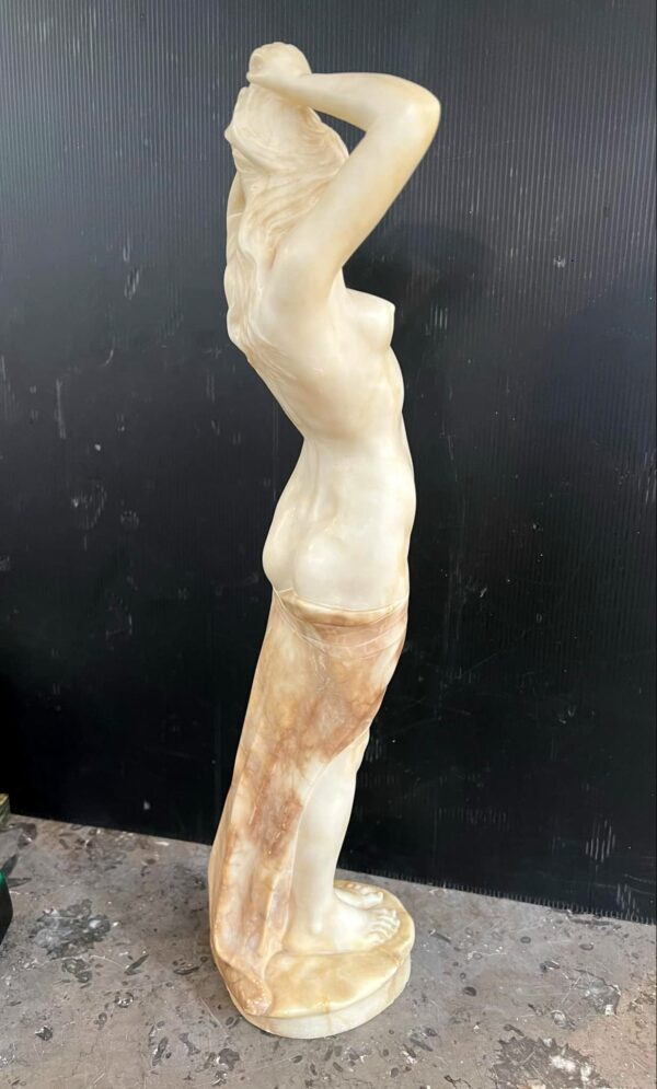 Sculpture en albâtre « Jeune femme ceinte d’un drapé » – Image 5