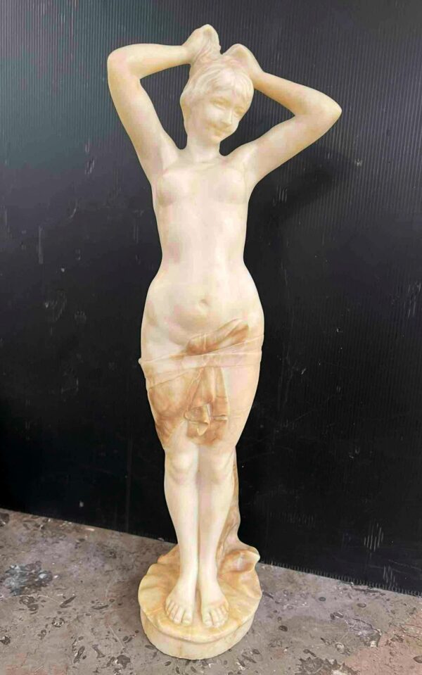 Sculpture en albâtre « Jeune femme ceinte d’un drapé » – Image 4