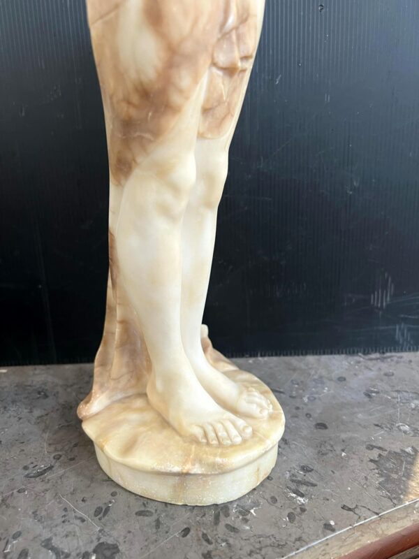 Sculpture en albâtre « Jeune femme ceinte d’un drapé » – Image 8