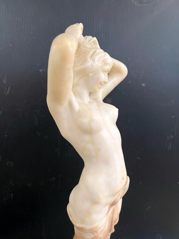 Sculpture en albâtre « Jeune femme ceinte d’un drapé » – Image 3