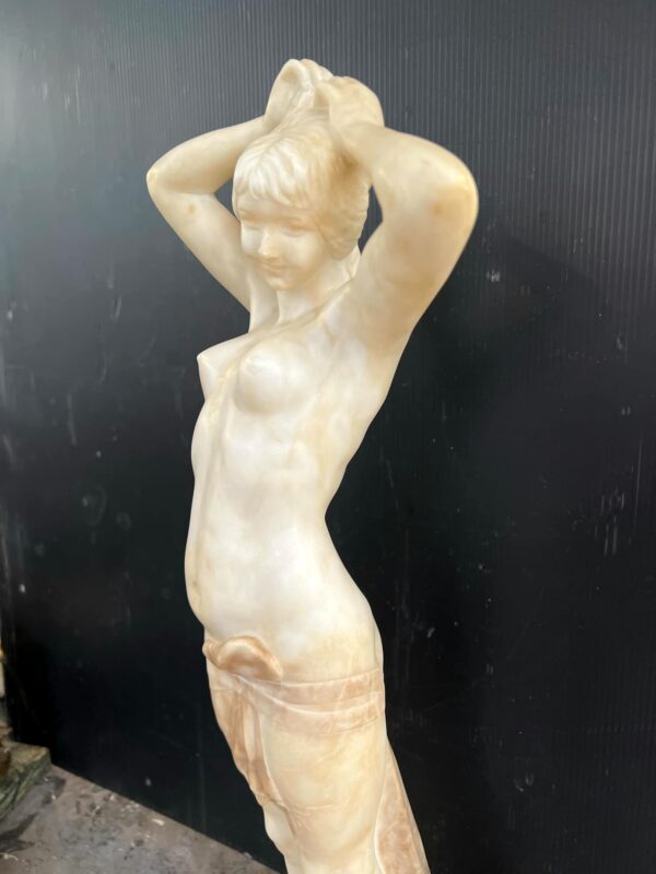 Sculpture en albâtre « Jeune femme ceinte d’un drapé » – Image 2