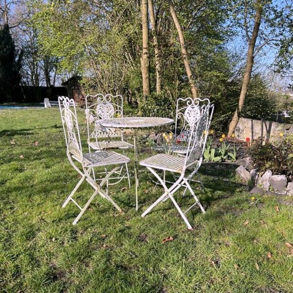 Mobilier de jardin en fer forgé
